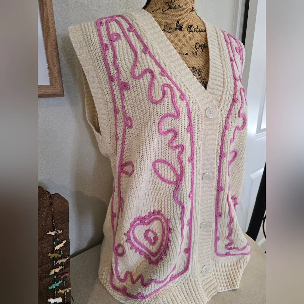 Lalavon NWT Women's Cream and Pink Embroidered V Neck Button Front Sweater Vest - Picture 9 of 14